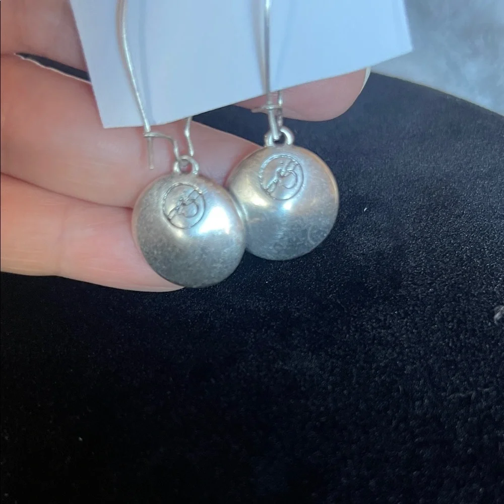 Silver tone frío earring whit black faceted stones